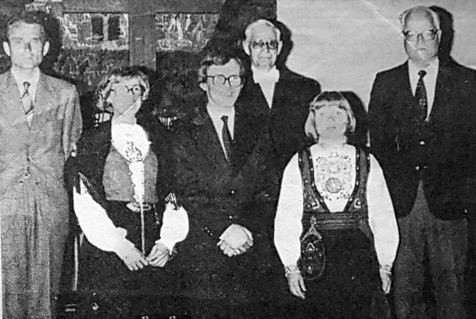 TIDLIG TID: Innviing av dei fyrste misjonærane i Delk, i Misjonsaulaen i Oslo. Dette var NMS sitt bygg, men Delk leigde det til sine gudstenester. Frå venstre: Generalsekretær i NMS: Odd Bondevik, Beate Vollsnes Ekenes, Rolf Ekenes, dåverande tilsynsmann i Delk: Sverre Lefsaker, Torunn Haukvik og misjonssekretær i Misjonssambandet: Gudmund Vinskei. Haukvik blei sendt ut gjennom Misjonssambandet, medan ekteparet Vollsnes Ekenes blei sendt ut gjennom NMS. Innviing av dei fyrste misjonærane i Delk, i Misjonsaulaen i Oslo. Frå venstre: Generalsekretær i NMS, Odd Bondevik, Beate Vollsnes Ekenes, Rolf Ekenes, tilsynsmann i Delk, Sverre Lefsaker, Torunn Haukvik og misjonssekretær i Misjonssambandet, Gudmund Vinskei.
