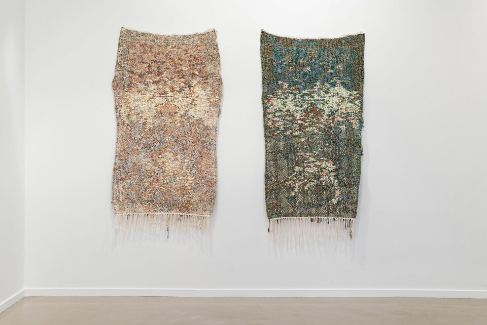 Den sørafrikanske kunstneren Igshaan Adams (f. 1982), har vevd en serie bønnetepper, som er basert på et opprinnelig teppe med stor slitasje etter bruk.