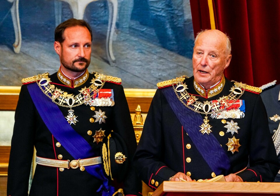 Kong Haralds trontale i anledning åpningen av Stortinget i fjor høst. Kronprins Håkon står ved hans side.