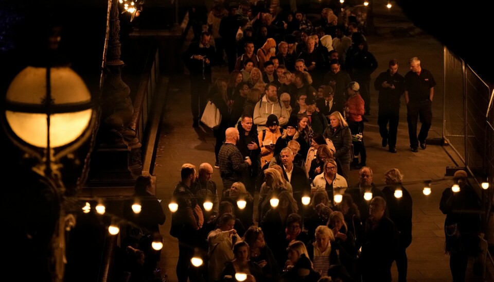 TAR FARVEL: Folk i kø for å ta farvel med dronning Elizabeth i London. Torsdag kveld og natt var køen på ni timer. Folk i kø for å ta farvel med dronning Elizabeth i London. Torsdag kveld og natt var køen på ni timer. Foto: Andreea Alexandru / AP / NTB