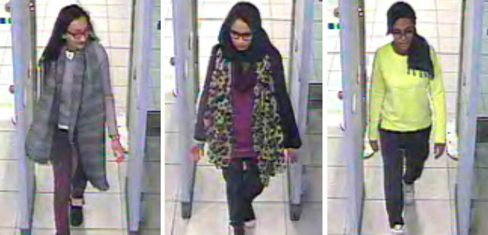 Et overvåkingsbilde fra 2015 viser de tre britiske tenåringene Kadiza Sultana (t.v.) Shamima Begum (i midten) og Amira Abase (t.h.) på Gatwick-flyplassen, på vei til Tyrkia og Syria, der de sluttet seg til IS. Sultana skal ha blitt drept i et flyangrep, Abase er savnet og Begum befinner seg i en flyktningleir i Syria.