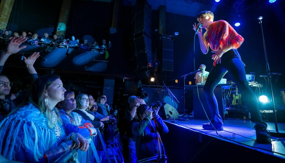 Det samiske innslaget hun står for i norsk pop er bra, hun er bra, det er bare synd musikken hun fronter foreløpig ikke er spesielt minneverdig, skriver Ole Johannes Åleskjær om Bylarm-aktuelle Ella Marie Hætta Isaksen.