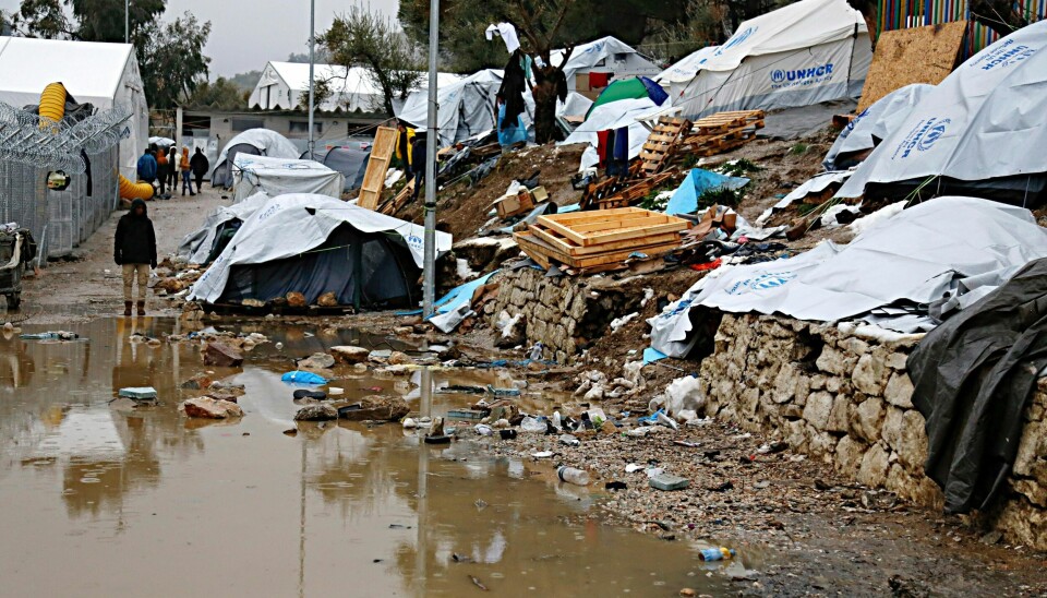 Moria, Lesvos. Eit gamalt fengsel er gjort om til flyktningmottak. Moria er dimensjonert for 2.000, kan huse 3.000. I dag er 5.000 stua inn i leiren. I tillegg bur rundt 1.000 i telt på utsida. For mange nordmenn er Lesvos kjent som eit ferieparadis.