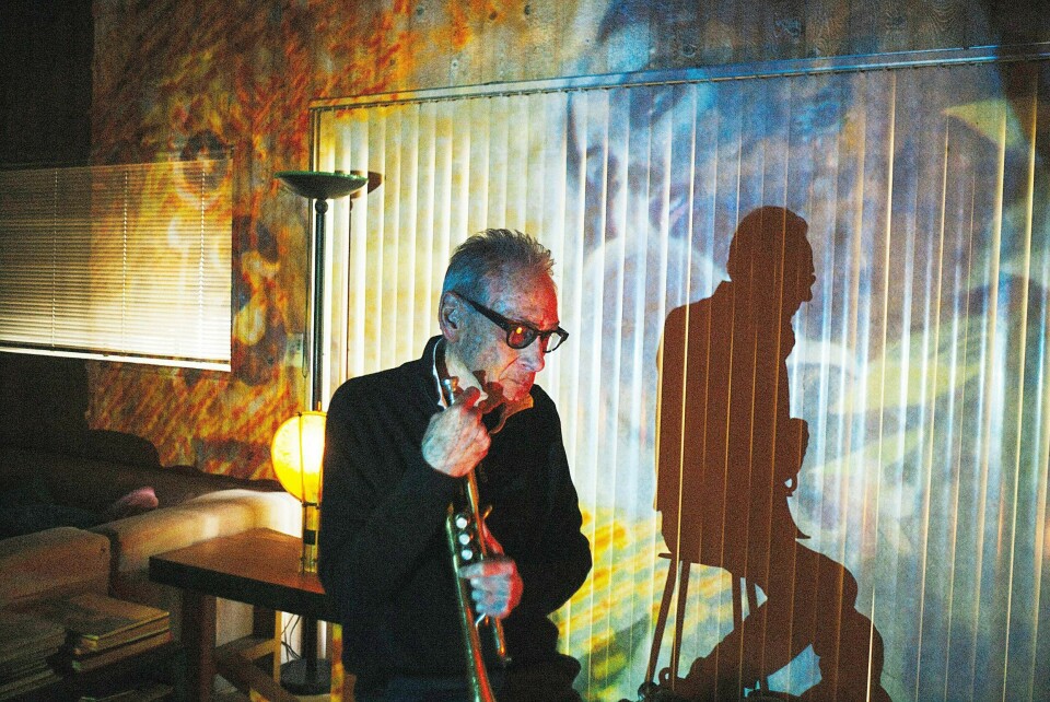 Jon Hassell blander elementer lånt fra afrikansk og asiatisk musikk med minimalisme og jazz, og gjennom sampling og elektronisk manipulasjon får man en slags ny, ambient verdensmusikk, uten noe jordisk motstykke, skriver Ole Johannes Åleskjær.
