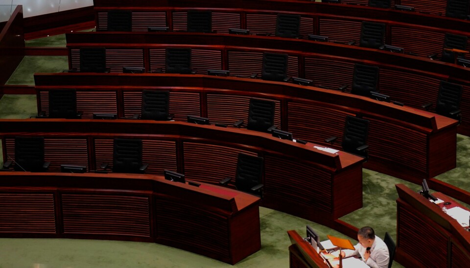 Hongkongs lovgivende forsamling tømmes for demokrativennlige politikere, siden 15 trakk seg som følge av at 4 andre ble kastet ut. Foto: Vincent Yu / AP