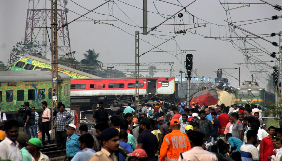 Togulykken er en av de verste i Indias historie. Lørdag jobbet redningsarbeidere videre for å hente ut både døde og levende fra vraket. Foto: AP / NTB Togulykken er en av de verste i Indias historie. Lørdag jobbet redningsarbeidere videre for å hente ut både døde og levende fra vraket. Foto: AP / NTB