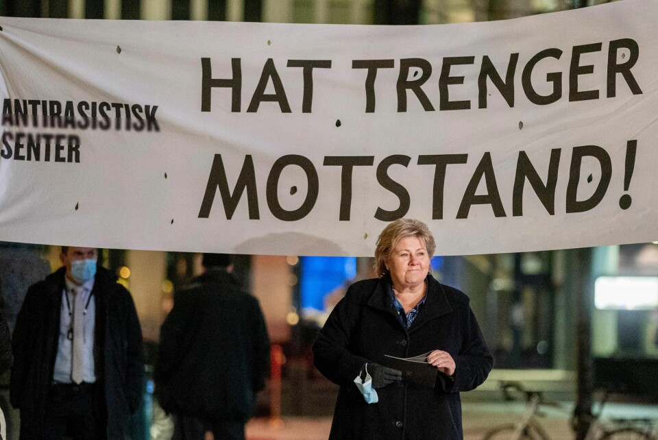 Statsminister Erna Solberg (H) på markeringen av Krystallnatten ved Nationaltheatret i Oslo