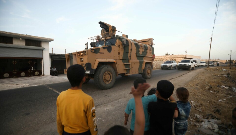 Tyrkiske militære styrker kjører gjennom Urum al-Jaws i Idlib-provinsen i Syria tirsdag 20. oktober i år. En uke senere ble flere sivile skadet og drept av et kraftig bombeangrep på samme sted.