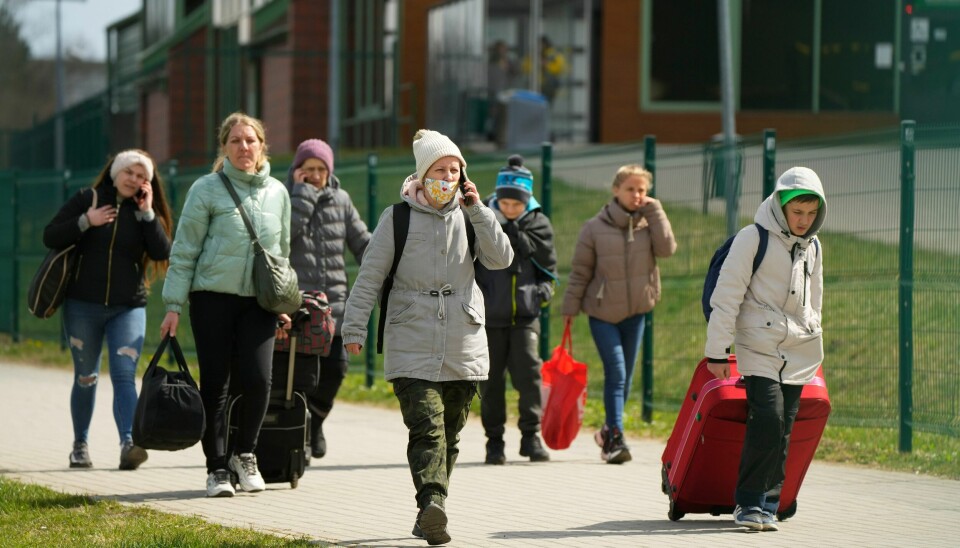 Flyktninger fra Ukraina på vei over grensen til Polen. I de drøyt seks ukene som har gått siden Russland invaderte Ukraina, har over fem millioner mennesker forlatt landet. Flyktninger fra Ukraina på vei over grensen til Polen. I de drøyt seks ukene som har gått siden Russland invaderte Ukraina, har over fem millioner mennesker forlatt landet. Foto: Sergei Grits / AP / NTB