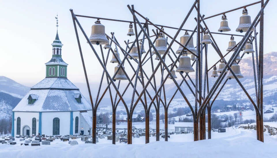 Klokkespill ved Sør-Fron kirke i Gudbrandsdalen. Færre nordmenn markerer påsken i kirken, ifølge tall fra SSB. Julegudstjenestene forblir imidlertid en fast tradisjon for mange. Illustrasjonsfoto: Paul Kleiven / NTB (LØRDAG) Foto: Paul Kleiven / NTB