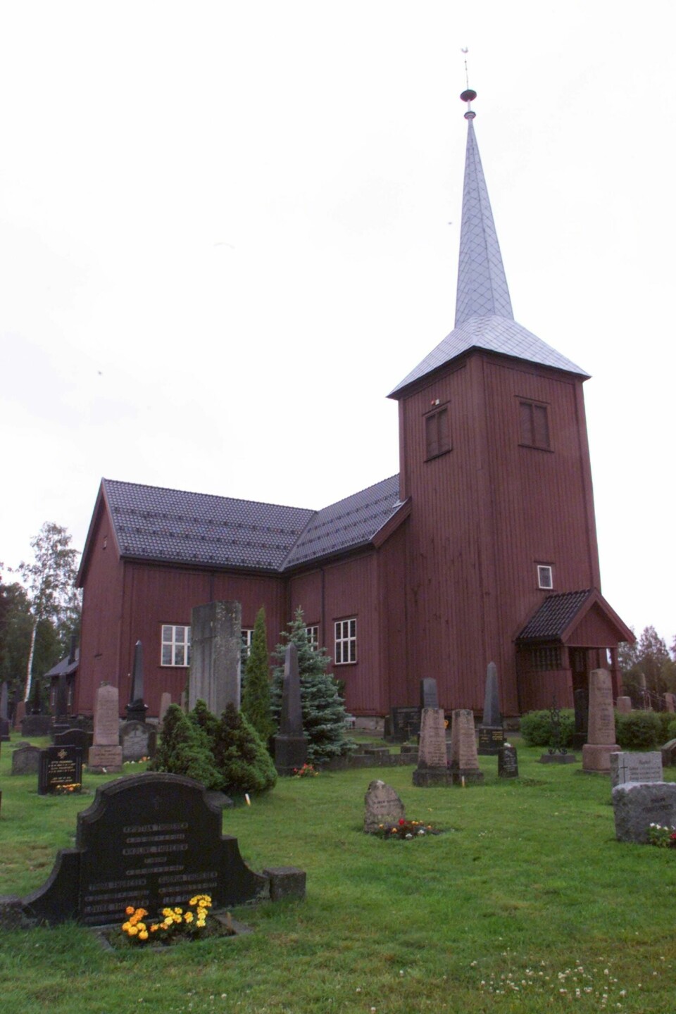 Den snart 300 år gamle trekirken i Elverum er attraktiv for hakkespetter, som har laget mellom 20 og 30 hull i det røde trevirket.
