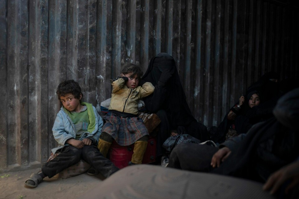Kvinner og barn i en konvoi som evakuerer dem fra Baghouz i østlige Syria for en uke siden, det siste området kontrollert av IS.