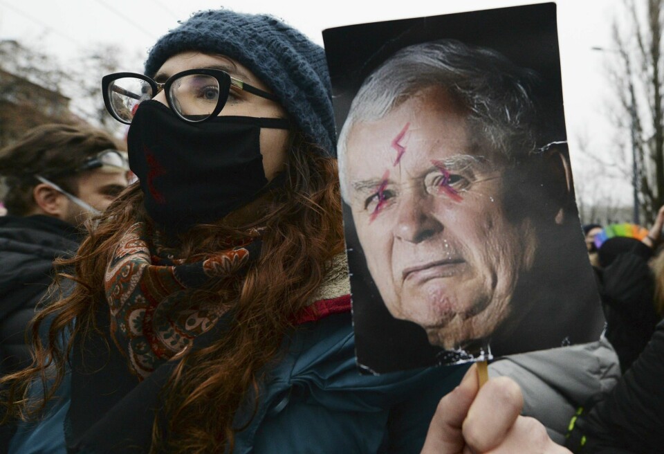 Polens visestatsminister Jaroslaw Kaczynski seier at domstolsreformene held fram. Biletet er teke under ein av dei mange demonstrasjonane mot regjeringa. (AP Photo/Czarek Sokolowski)