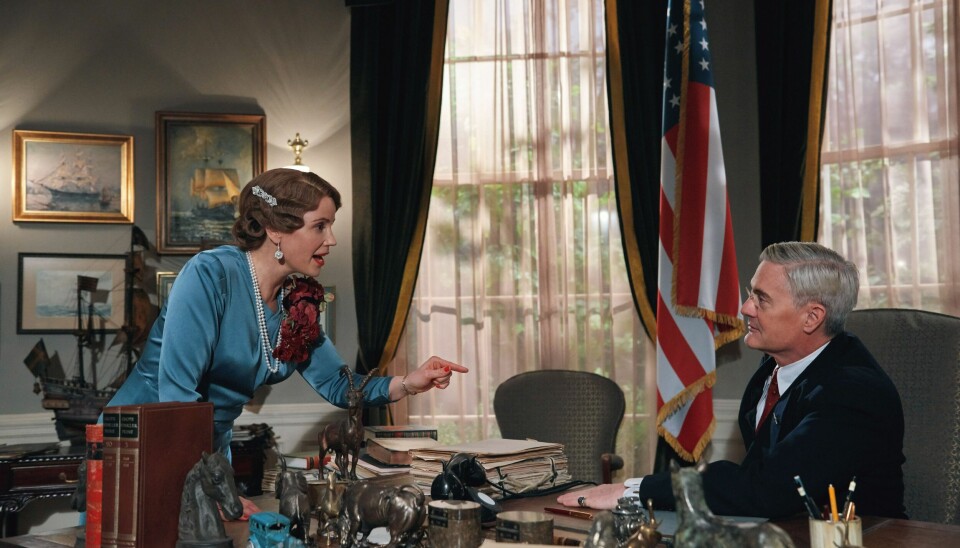 Kronprinsesse Märtha (Sofia Helin) og president Franklin D. Roosevelt (Kyle MacLachlan) TV-serien Atlantic Crossing framstiller det som kronprinsesse Märtha påvirker USAs president Franklin D. Roosevelt både til å inngå en avtale om å låne krigsutstyr til Storbritannia, og til hvordan han ordla seg i talen der han presenterte den såkalte lend-lease-avtalen. Historikere mener det er en uheldig overdrivelse som svekker TV-seriens troverdighet.