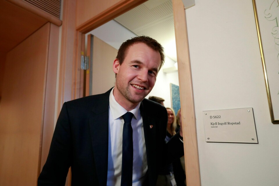 Kjell Ingolf Ropstad tok onsdag over som ny barne- og familieminister. Her er han etter å ha fått nøkkelen til kontoret frå avtroppande barne- og likestillingsminister Linda Hofstad Helleland (H).