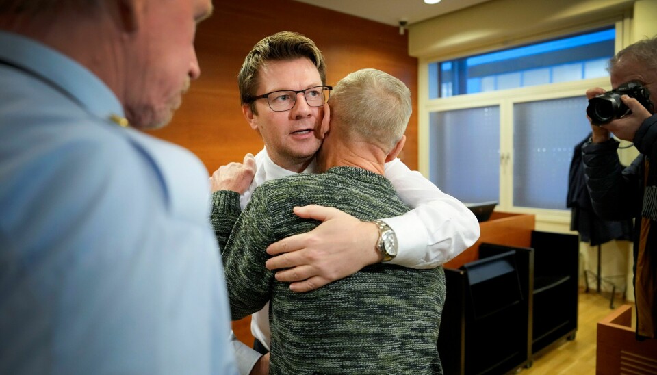 Forsvarer Bjørn André Gulstad klemmer far til Viggo Kristiansen Svein Kristiansen (t.h) etter at Viggo Kristiansen ble frifunnet i Baneheia-saken i Borgarting lagmannsrett Foto: Beate Oma Dahle / NTB Forsvarer Bjørn André Gulstad klemmer far til Viggo Kristiansen Svein Kristiansen (t.h) etter at Viggo Kristiansen ble frifunnet i Baneheia-saken i Borgarting lagmannsrett Foto: Beate Oma Dahle / NTB