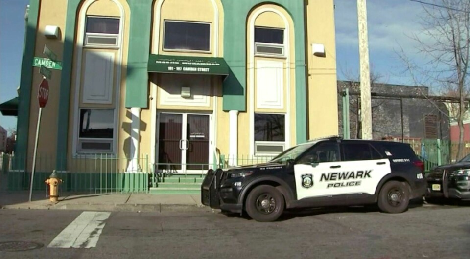 En politibil står parkert utenfor moskeen i Newark i delstaten New Jersey der en imam ble skutt og drept onsdag. Foto: WABC via AP / NTB En politibil står parkert utenfor moskeen i Newark i delstaten New Jersey der en imam ble skutt og drept onsdag. Foto: WABC via AP / NTB