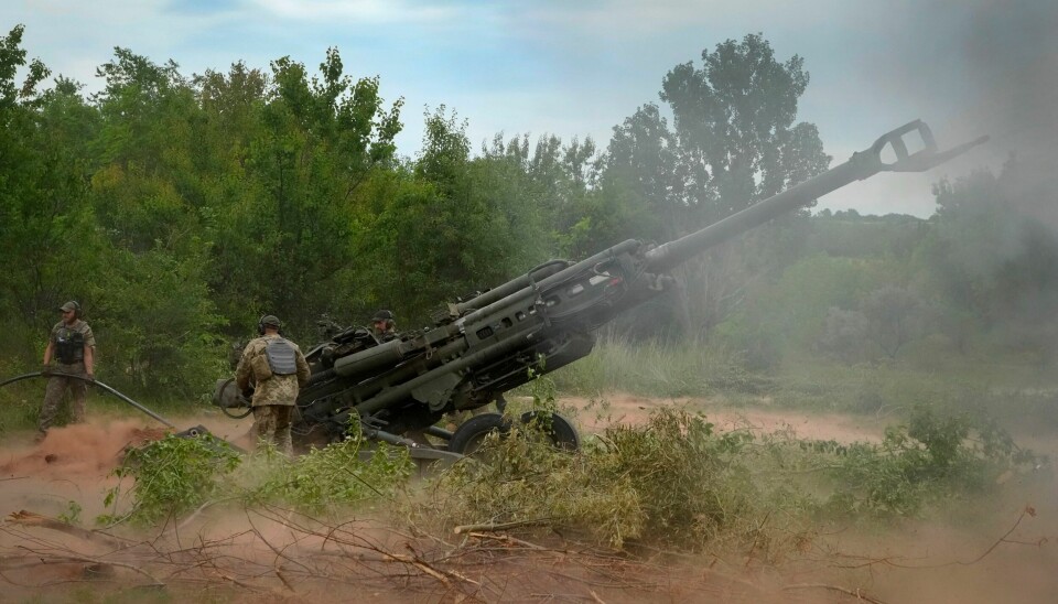 FLUKTORDRE: Ukrainske soldater skyter mot russiske stillinger med en M777-haubits i Donetsk. Fylkets guvernør ber 350.000 ukrainere om å flykte fra russiske framrykkinger og sier at slaget om Donetsk blir avgjørende for krigen. Ukrainske soldater skyter mot russiske stillinger med en M777-haubits i Donetsk. Fylkets guvernør ber 350.000 ukrainere om å flykte fra russiske framrykkinger og sier at slaget om Donetsk blir avgjørende for krigen. Foto: Efrem Lukatskij / AP / NTB