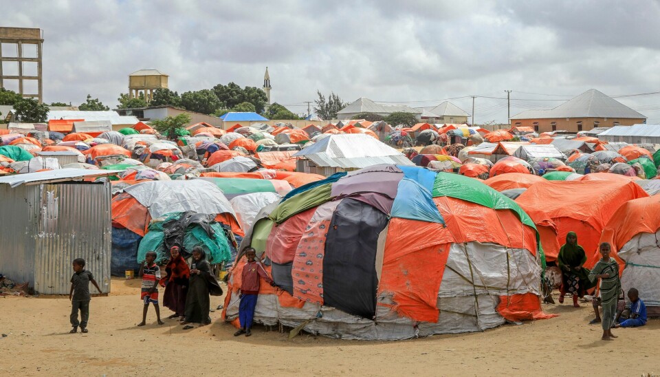 Somaliske barn som har flyktet fra tørkerammede områder, lever nå i en provisorisk leir for fordrevne i utkanten av hovedstaden Mogadishu. En halv million barn er truet av alvorlig underernæring på grunn av langvarig tørke og matmangel. Foto: Farah Abdi Warsameh / AP / NTB Somaliske barn som har flyktet med familien fra tørkerammede områder, står ved improviserte telt i en leir utenfor Mogadishu. Foto: Farah Abdi Warsameh / AP / NTB