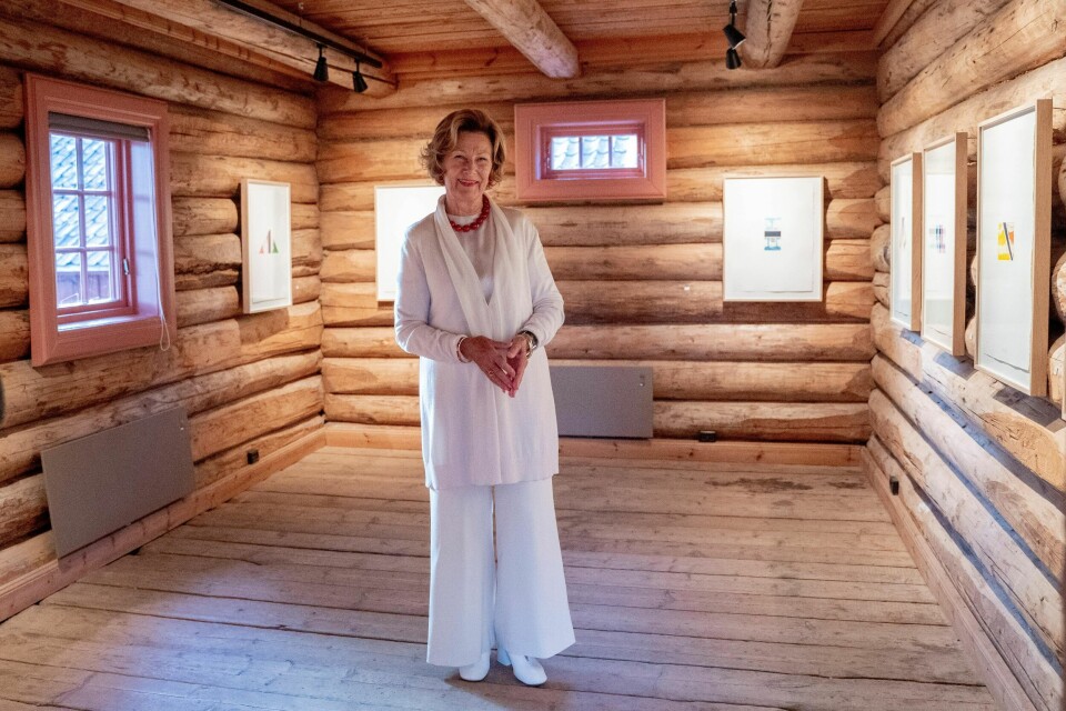 Dronning Sonja er aktuell med en ny kunstutstilling på Soli Brug Galleri i Østfold og er glad for å endelig være ute blant folk, selv om det skjer med én meters avstand. Inne i det lille utstillingsrommet stilte hun opp alene da det skulle tas bilder.