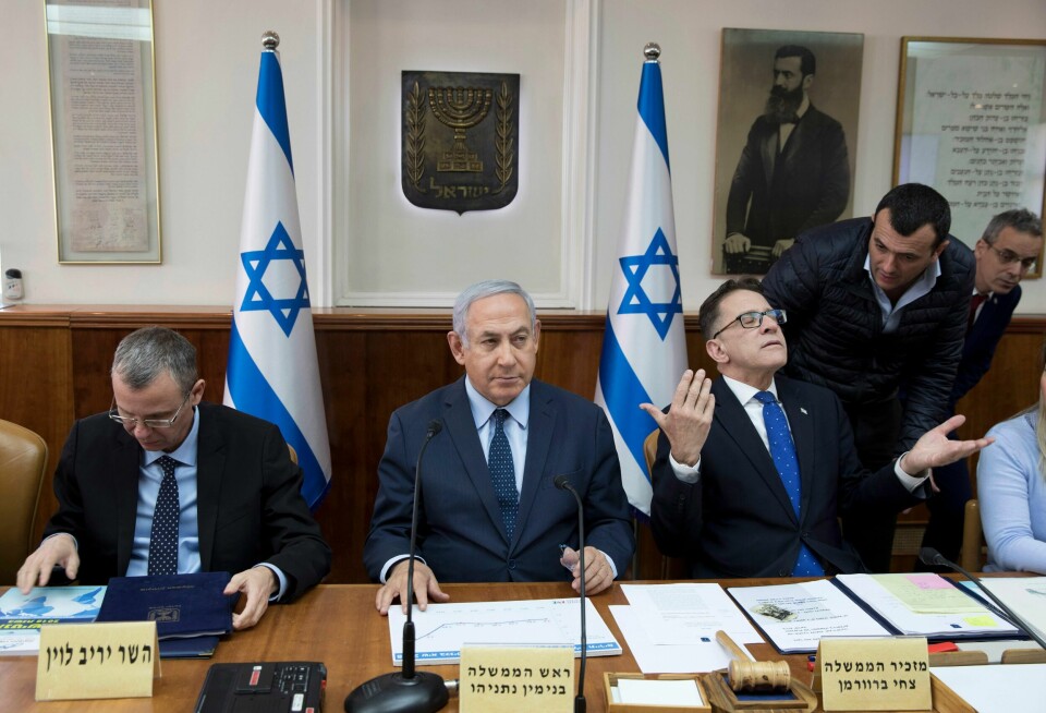Israels statsminister Benjamin Netanyahu (i midten) får tyn fra flere hold etter at de besluttet å kaste ut observatørstyrken TIPH.