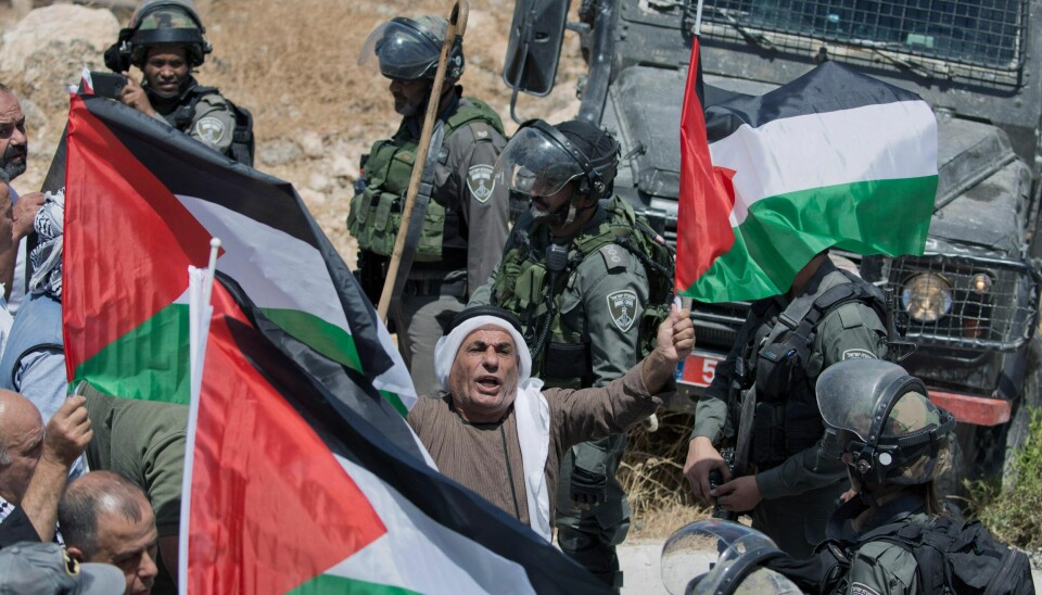 Israelsk grensepoliti har satt opp en veiblokkering fredag 16. august i forbindelse med en demonstrasjon mot en ny, isrealsk bosetting på Vestbredden.