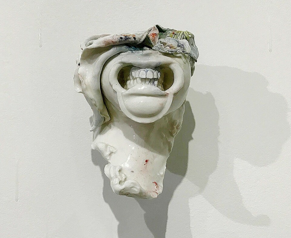 Anders Holen skulptur I III I (2019), som forener skjønnhet og lidelse, er utstillingens høydepunkt ifølge vår anmelder.