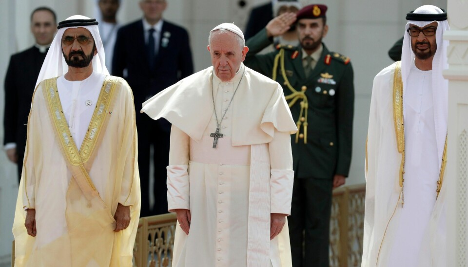 Pave Frans ble mandag ønsket velkommen til De forente arabiske emirater av kronprins Sheikh Mohammed bin Zayed Al Nahyan (til høyre) og Sheikh Mohammed bin Rashid al Maktoum (til venstre) i presidentpalasset i Abu Dhabi.