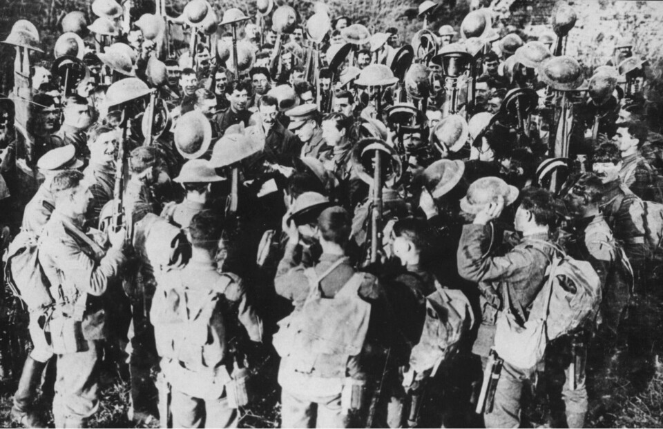 Britiske soldater skal ha brukt Bibelen som hjelp og trøst under første verdenskrig. Det ønsker ikke britiske kinoer å vise fram. Bildet er tatt i London 11. november 1918.