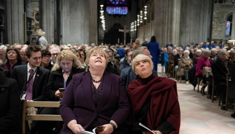 Kirken er skilt fra staten, men ikke fra norsk kultur og tradisjon, skriver statsminister og partileder i Høyre, Erna Solberg, om Høyres trospolitikk. Her sitter hun sammen med kirkerådsleder Kristin Gunleiksrud Raaum under kirkemøtets gudstjeneste i Nidarosdomen i 2017.