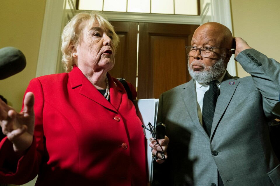 6. januar-komiteen utsetter høringen som etter planen skulle finne sted onsdag, sier komitémedlem Zoe Lofgren (t.v.). Her er hun fotografert med komiteens leder Bennie Thompson. Foto: Manuel Balce Ceneta / AP / NTB 6. januar-komiteen utsetter høringen som etter planen skulle finne sted onsdag, sier komitémedlem Zoe Lofgren (t.v.). Her er hun fotografert med komiteens leder Bennie Thompson. Foto: Manuel Balce Ceneta / AP / NTB
