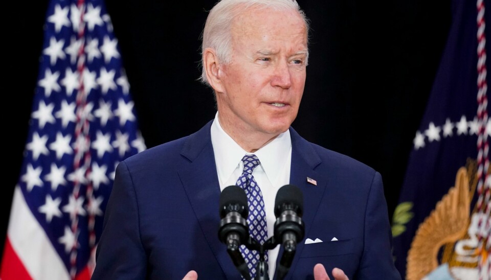 President Joe Biden fordømmer teorien om utskifting av befolkningen og dem som sprer den. Mannen som skjøt og drepte ti svarte amerikanere, var inspirert av teorien. President Joe Biden fordømmer teorien om utskifting av befolkningen og dem som sprer den. Mannen som skjøt og drepte ti svarte amerikanere, var inspirert av teorien. Foto: Andrew Harnik / AP / NTB