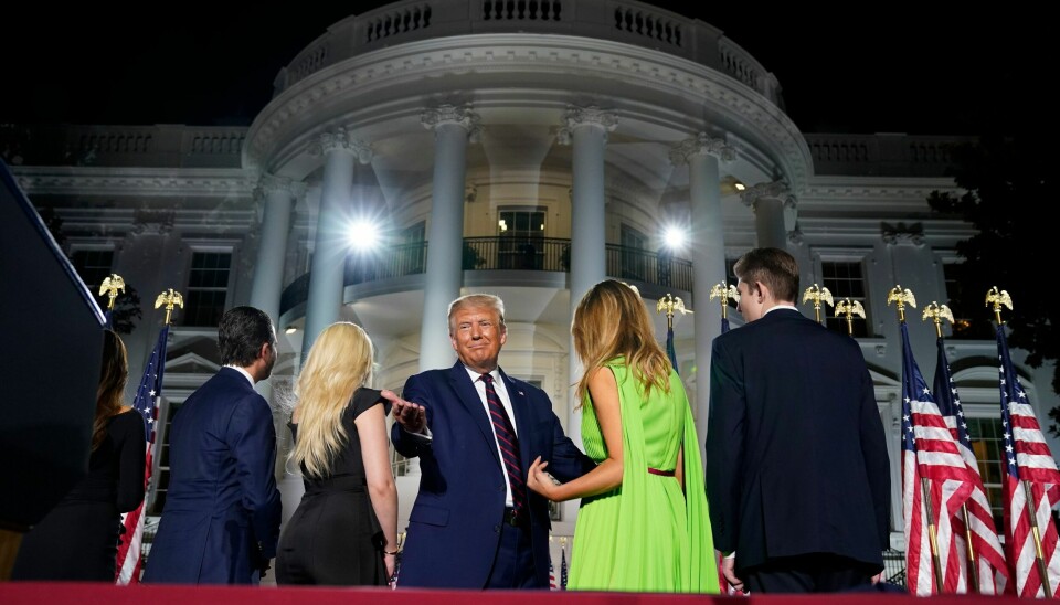 FÅR STØTTE: Det er strengt tatt ikke Trump som er den virkelige skurken i fortellingen, men Det republikanske partiet. Det er de som har tilrettelagt for Trumps kontroversielle presidentskap, skriver Bård Larsen. Bildet viser Trump med familien foran Hvite hus under Republican National Convention i august. Trump
