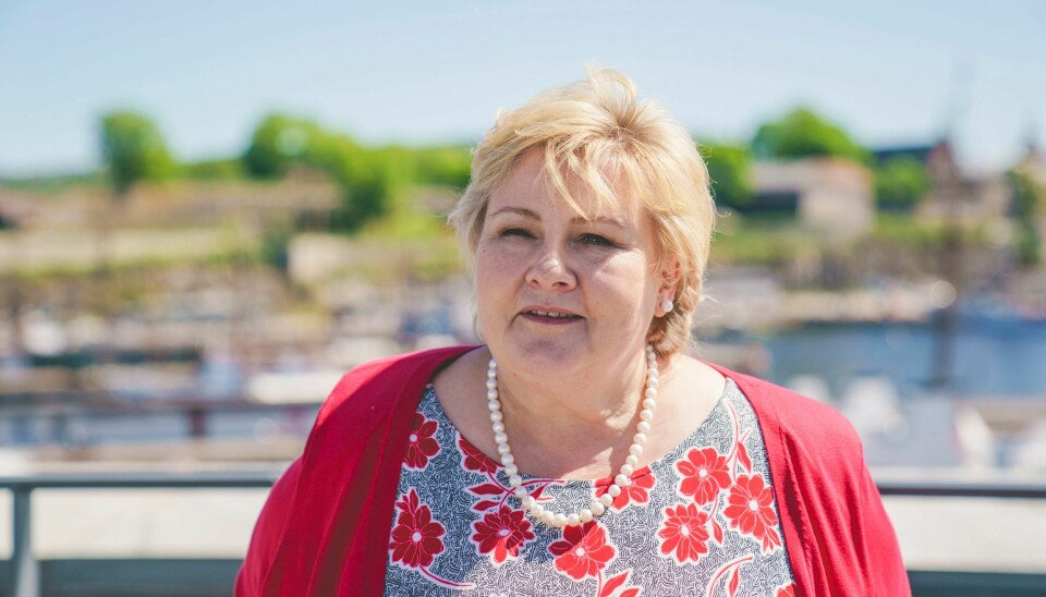 BRANN: Statsminister Erna Solberg (H) følger med på skogbrannen på Sotra utenfor Bergen. Statsminister Erna Solberg sier at nordmenn vil kunne reise til Sverige denne måneden. Foto: Stian Lysberg Solum / NTB