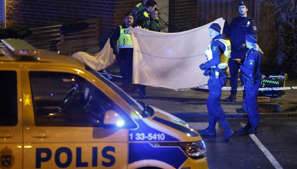 Politi jobber på åstedet der en mann ble funnet skutt og drept på Solna utenfor Stockholm fredag. Foto: Christine Olsson / TT via AP / NTB Politi jobber på åstedet der en mann ble funnet skutt og drept på Solna utenfor Stockholm fredag. Foto: Christine Olsson / TT via AP / NTB