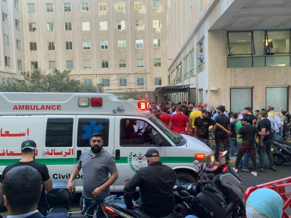 TUSENVIS SKADD: Tirsdag eksploderte personsøkere tilknyttet Hezbollah i Libanon. Selskapet bak produktet sier de ble produsert i Ungarn. Folk samlet seg utenfor et av sykehusene i Beirut som tok imot skadede fra tirsdagens masseeksplosjoner i personsøkere. Foto: Bassam Masri / AP / NTB