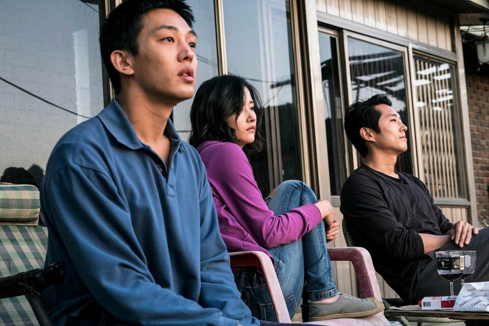 Fra venstre bondesønnen Jong-su (Ah-in Yoo), Hae-mi (Jong-seo Jun) og rikingen Ben (Steven Yeun).