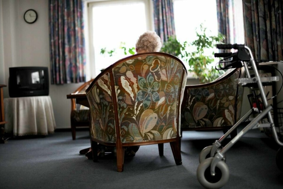 Illustrasjonsfoto. En rekke eldre sitter alene, ikke alle er like operative på nettet. Du kan gjøre en forskjell ved å ta en telefon, sende en sms, og kanskje tilby hjelp til innkjøp. Selv om Paulus ikke skrev akkurat det i kjærlighetskapitlet i første korinterbrev, kan vi fastslå at kjærligheten også er oppfinnsom, skriver Vårt Land i denne lederen.