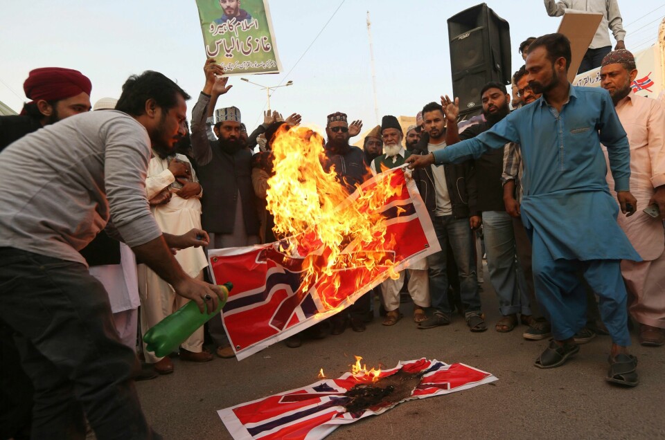Et norsk flagg ble påtent da demonstranter i Karachi i Pakistan protesterte mot at en Koran ble satt fyr på under en SIAN-demonstrasjon i Kristiansand nylig. Foto: Fareed Khan