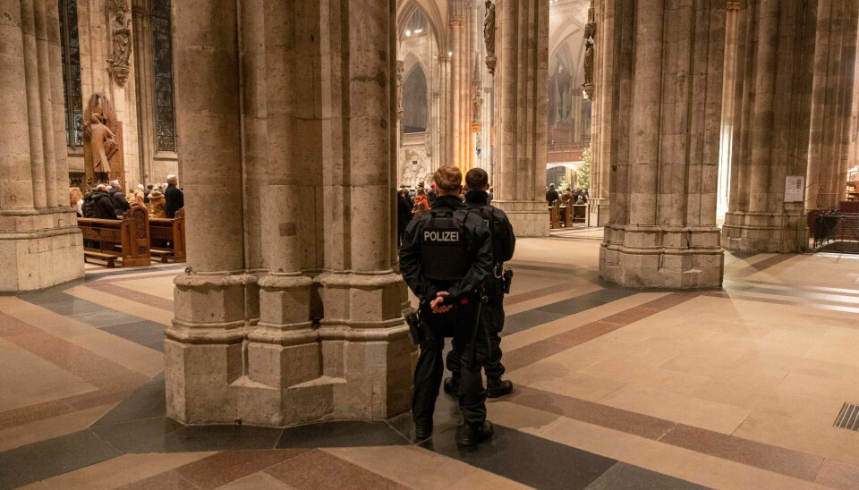 Politiet var til stede i katedralen i Köln under gudstjenesten søndag kveld. Foto: Thomas Banneyer / DPA / AP / NTB Politiet var til stede i katedralen i Köln under gudstjenesten søndag kveld. Foto: Thomas Banneyer / DPA / AP / NTB