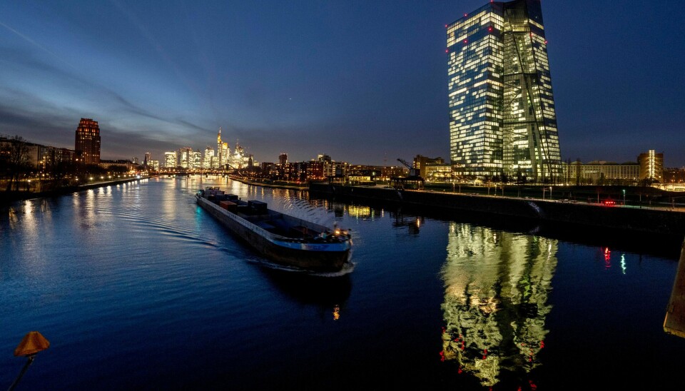 Den europeiske sentralbanken rager til værs ved elven Main i Frankfurt. Foto: Michael Probst / AP / NTB Den europeiske sentralbanken økte torsdag renten i eurosonen med 0,5 prosentpoeng. Foto: Michael Probst / AP / NTB