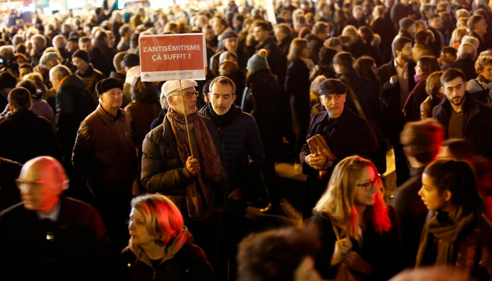 Tusener demonstrerte i Paris for å vise sin motstand mot antisemittisme, blant annet med skilt for å vise sitt budskap.