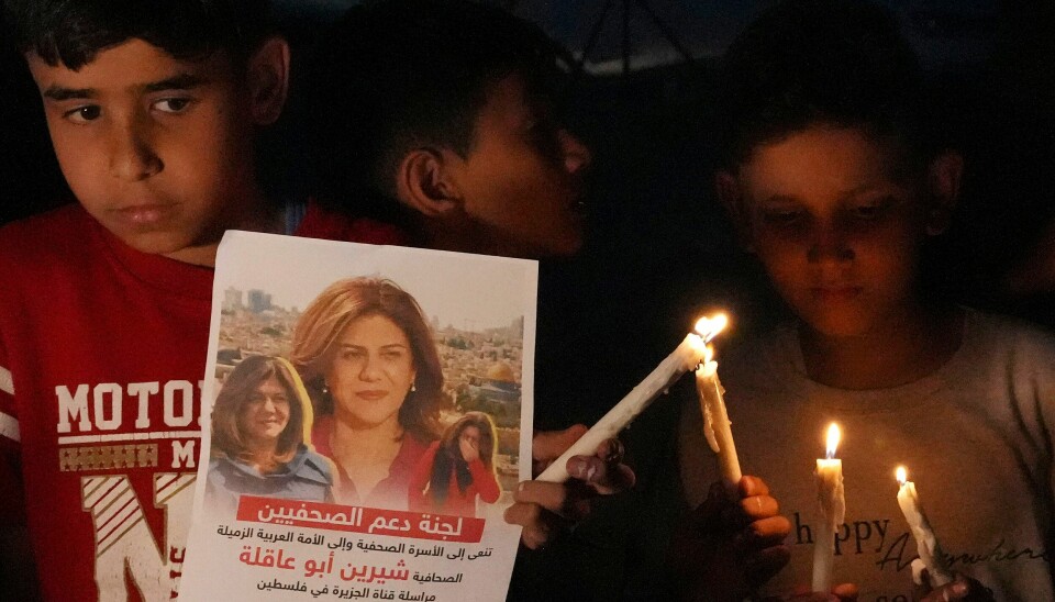 HYLLES: Palestinske barn deltok onsdag kveld i en markering utenfor Al Jazeeras kontor i Gaza by, for å hylle journalisten Shireen Abu Akleh som ble drept under et israelsk raid mot en flyktningleir i Jenin. Foto: AP / NTB Palestinske barn deltok onsdag kveld i en markering utenfor Al Jazeeras kontor i Gaza by, for å hylle journalisten Shireen Abu Akleh som ble drept under et israelsk raid mot en flyktningleir i Jenin. Foto: AP / NTB
