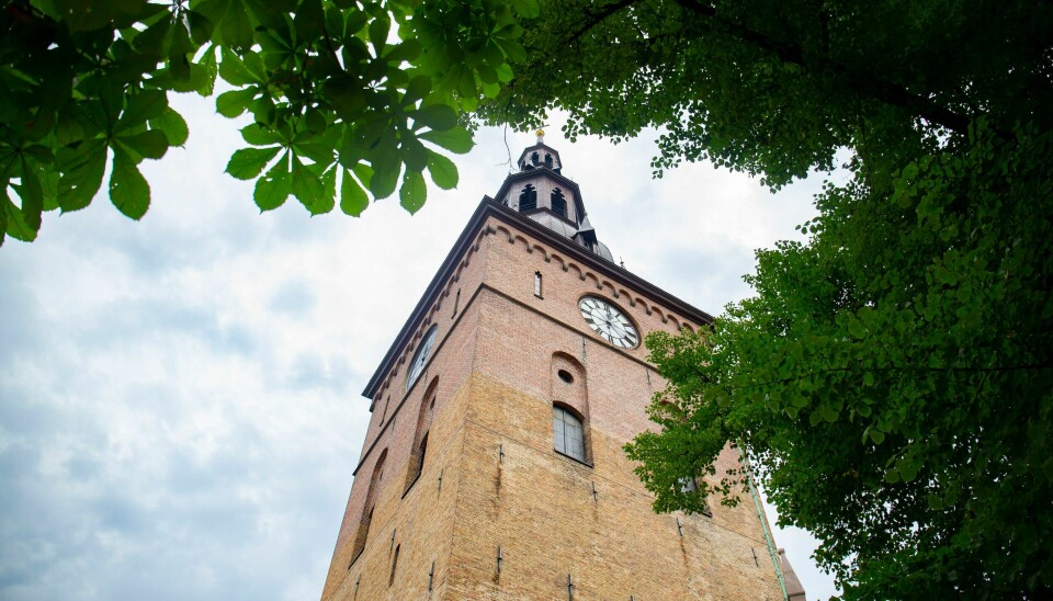 GUDSTJENESTE: Det holdes sørgegudstjeneste i Oslo domkirke søndag. Kyrkjer over heile landet blir oppfordra til å ringje i klokkene i solidaritet med Ukraina på søndag. Illustrasjonsfoto: Fredrik Hagen / NTB / NPK