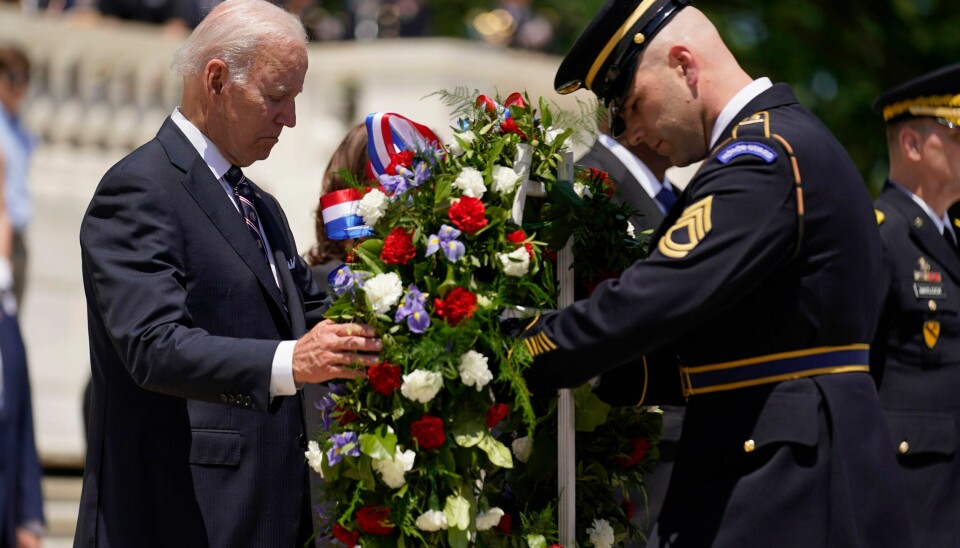 BIDEN: President Joe Biden legg ned ein krans på graven til den ukjende soldat på Arlington-kirkegården. President Joe Biden legger ned en krans på graven til den ukjente soldat på Arlington-kirkegården. Foto: Andrew Harnik / AP / NTB