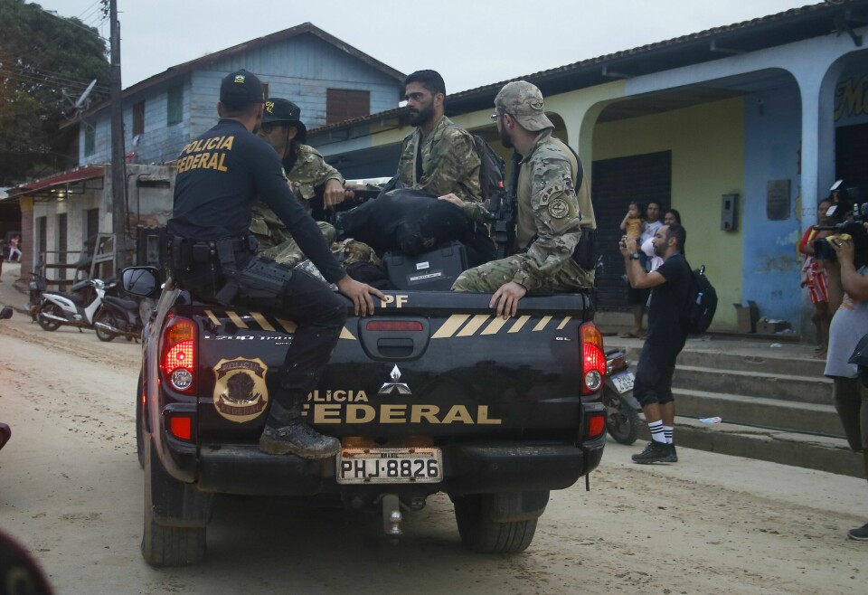 Brasiliansk politi frakter gjenstander tilhørende den savnede journalisten Dom Philips og den brasilianske urfolkseksperten Bruno Pereira. Foto: Edmar Barros / AP / NTB Brasiliansk politi frakter gjenstander tilhørende den savnede journalisten Dom Philips og den brasilianske urfolkseksperten Bruno Pereira. Foto: Edmar Barros / AP / NTB