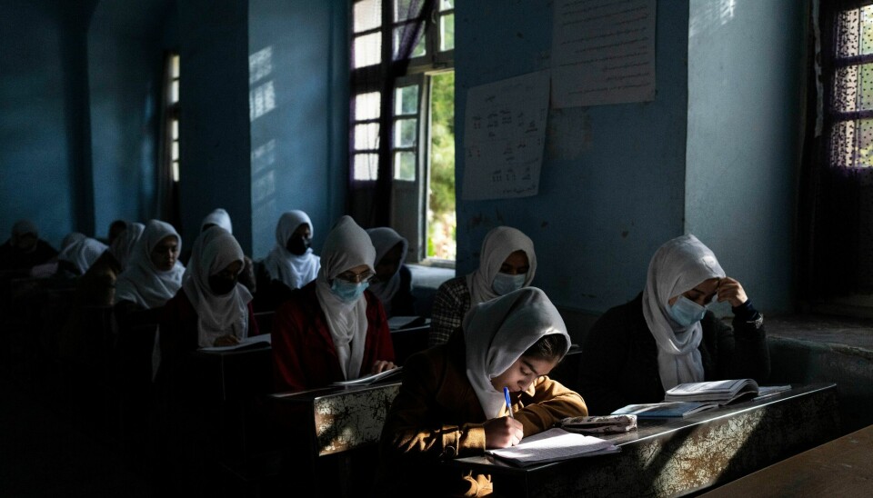 SKOLEGANG: Afghanske jenter i skoletime på Tajrobawai Girls High School i Herat. Bildet er fra november I fjor, da denne skolen var en av de få som var åpne for jenter over 12 år. Taliban annonserte at de ville åpne skolene for jenter over hele landet, men snudde på dagen I mars. FILE - Afghan girls participate a lesson at Tajrobawai Girls High School, in Herat, Afghanistan, Thursday, Nov. 25, 2021. The U.N.'s top human rights body is to hold an urgent debate next week to discuss the erosion of rights of women and girls in Afghanistan since the Taliban takeover nearly a year ago. Human Rights Council spokesman Rolando Gomez said Friday, June 24, 2022, that the Geneva-based rights body was expected hold the debate on July 1 as part of its ongoing summer session, following a request for the discussion by the European Union and France. (AP Photo/Petros Giannakouris, File)