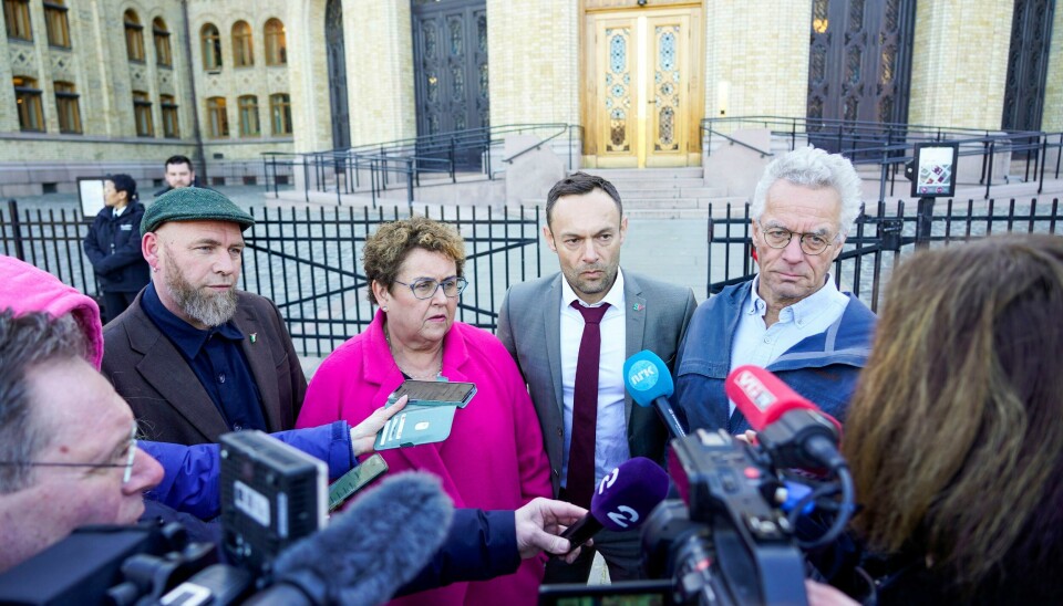 Geir-Asbjørn Jørgensen (R), Olaug Bollestad (KrF), Torgeir Knag Fylkesnes (SV) og Rasmus Hansson (MDG) utenfor Stortinget. De fire partiene gir seg ikke når det gjelder tallgrunnlaget for bøndenes inntekt og mener regjeringen må komme tilbake med et nytt forslag. Foto: Heiko Junge / NTB Geir-Asbjørn Jørgensen (R), Olaug Bollestad (KrF), Torgeir Knag Fylkesnes (SV) og Rasmus Hansson (MDG) utenfor Stortinget. Bønder fra hele landet har slått opp telt utenfor Stortinget for å demonstrere før det skal stemmes over den omstridte inntektsberegningen for landbruket i Stortingssalen torsdag.Foto: Heiko Junge / NTB