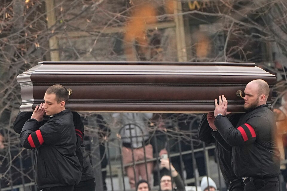 BEGRAVES: Kisten til Alexej Navalnyj bæres til kirken. Workers carry the coffin of Russian opposition leader Alexei Navalny to the Church of the Icon of the Mother of God Soothe My Sorrows, in Moscow, Russia, Friday, March 1, 2024. Relatives and supporters of Alexei Navalny are bidding farewell to the opposition leader at a funeral in southeastern Moscow, following a battle with authorities over the release of his body after his still-unexplained death in an Arctic penal colony. (AP Photo)