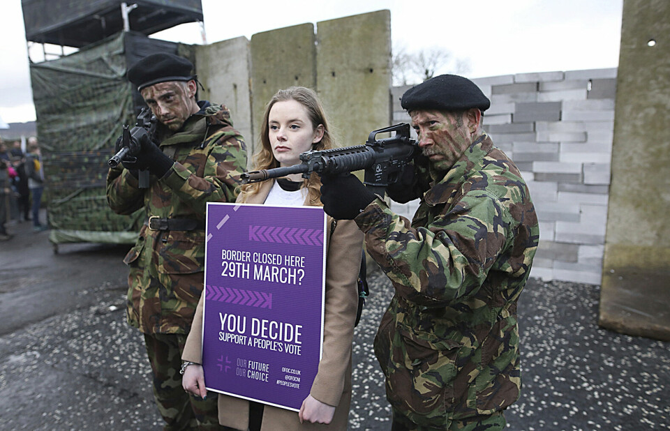 Demonstrasjonane mot ei hard grense mot Irland har vore mange i Nord-Irland dei siste månadane. Her blir det nordirane fryktar mest vist fram, ei grense med sjekkpunkt og væpna soldatar. Foto: Peter Morrison